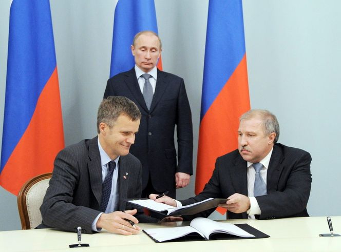 Daværende Statoil-sjef Helge Lund skriver under avtalen med Rosnefts konsernsjef Eduard Khudainatov. President Vladimir Putin iakttar begivenheten.
