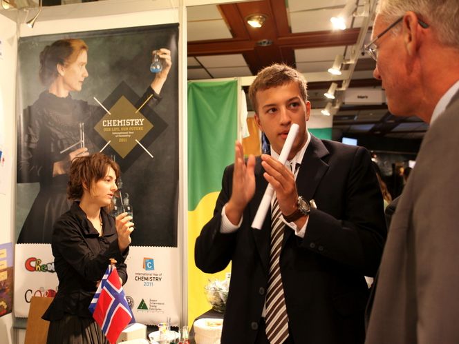 George Pasparakis, daglig leder i Corina, presenterer konseptet bak deres brettspill i kjemi.