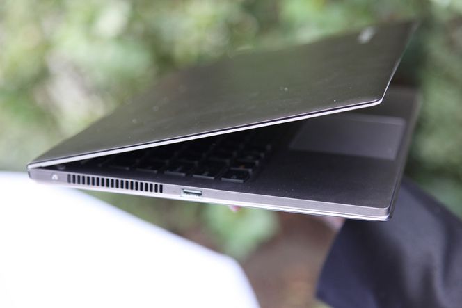 PEN: Lenovo IdeaPad U300S er bare 14,9 millimeter tykk, og har nærmest form som en bok.