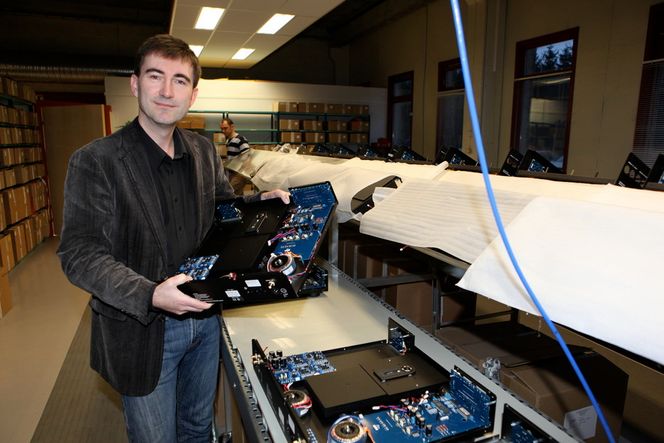 Markedssjef Jonny Rydningen viser CD-spilleren til 40.000 kroner, den veier 38 kilo. -I Kina er det 300.000 dollarmillionærer, de vil gjerne ha slikt. (FOTO: Per Lars Tonstad)