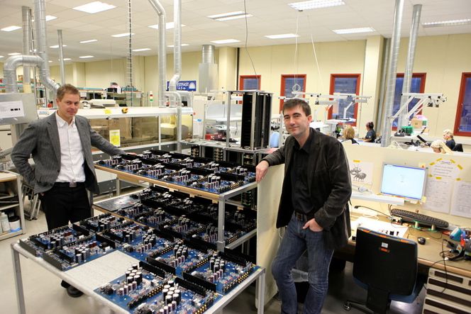 Selskapene Electrocompaniet og Westcontrol Electronics er samlokalisert på Tau i Rogaland. Westcontrol lager mye av elektronikken i apparatene til Electrocompaniet. - Nitid kvalitetskontroll er viktig, der kan vi ikke slurve, sier markedsdirektør Jonny Rydningen i Electrocompaniet og teknisk leder Ingar Bergland i Westcontrol.