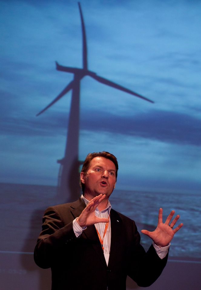 – Forpliktet FORPLIKTET: – Energibehovet i verden akselererer. Vi er som industri forpliktet til å være med å bygge en industri med et lavt karbonavtrykk, sier Ståle Tungesvik, direktør for ny energi i Statoil. Foto: Martin Halvorsen/Bergen Næringsråd