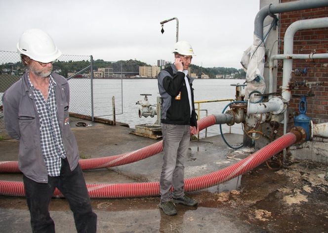 RØRETE: Roar Eriksen (t.v) og Erik Røyeng fra Oleon på kaia der Mar Cristina lå. Gjennom de røde slangene skulle prosessvannet pumpes fra Oleons tanker.