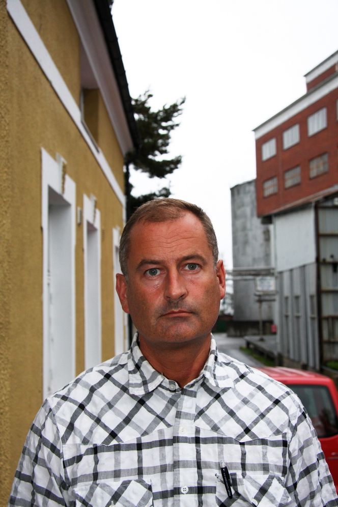 Øker kapasitet OPPGITT: Jan R. Johnsen i Oleon med en av de 12 tankene med ulovlig avfall i bakgrunnen.- Vi lever av å lage estere, ikke av å leie ut tanker. Avfallsbransjen skal vi aldri inn i , sier Johnsen.