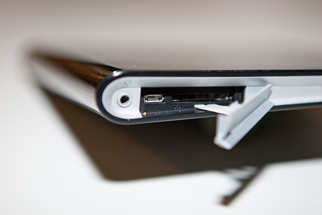 Sony Tablet S har både standard microUSB og SD-kortleser. Legg også merke til formen, som minner litt om en sammenbrettet avis.