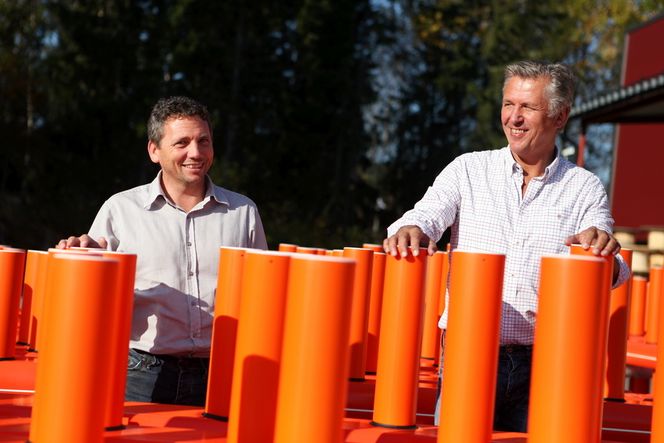 FORNØYDE: Daglig leder Sigurd Nilsen og produktsjef Sverre Øien kan smile bredt i disse dager. Nylig fikk de beskjed om deres største kunde hadde inngått en kontrakt på levering av om lag 400 av disse ILS-antennene (Instrument Landing System) til det indiske luftforsvaret. Sagt enkelt hjelper antennene kapteinen til å styre flyet riktig inn på rullebanen.