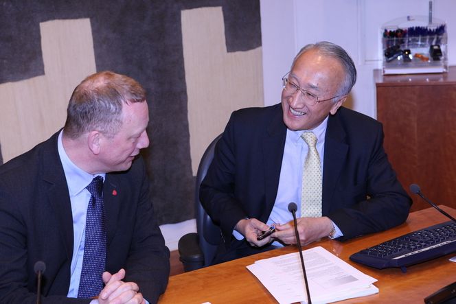 TRENGER MER: Det finnes nok olje til at verden kan vokse videre de neste tjue årene, ifølge Det internasjonale energibyrået IEA. Men vi er ikke i rute, innrømmer direktør Nobuo Tanaka overfor Teknisk Ukeblad. Her sammen med statssekretær Per Rune Henriksen.