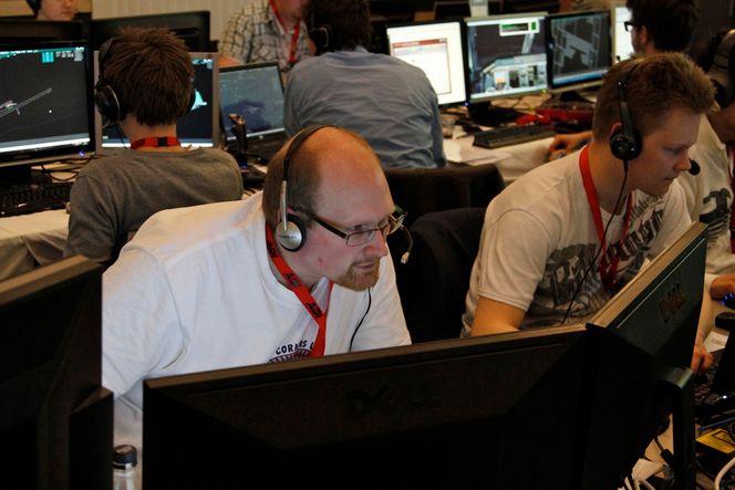 Virtuelle flyveledere i aksjon på Flightsim LAN 2011.