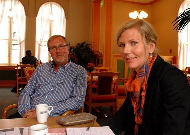 Adm. dir Åsmund Risøy i Nebb Engineering as møter Aps Marianne Martinsen (energi- og miljøkomiteen) i stortingskantina.