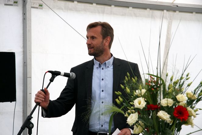 FORNØYD: - Jeg tror energiparken blir den viktigste arenaen i Norge for fornybar energi, sier daglig leder Frank Sagvik i Akershus Varme Energi. Han mener energiparken på Kjeller er vakker.