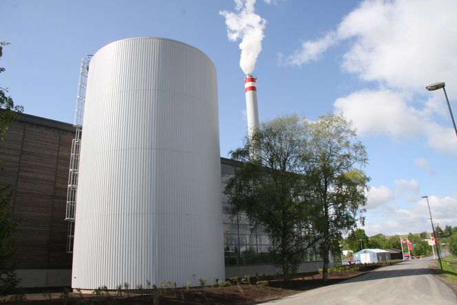 VARMTVANNSTANK: 1,2 millioner liter vann skulle holde til en laaang dusj. Denne &amp;quot;termosen&amp;quot; lagrer vann i perioder med lavt forbruk som doseres ut når forbruket er høyt, som om morgenen.