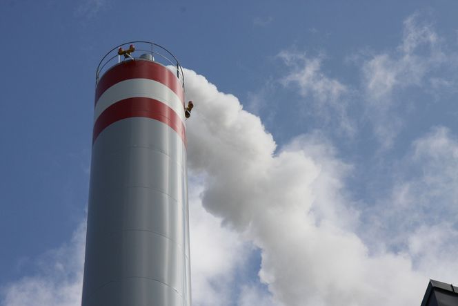 RØYKGASS: Her strømmer røykgassen ut fra anlegget. Mesteparten av røykvarmen er gjenvunnet i prosessen.