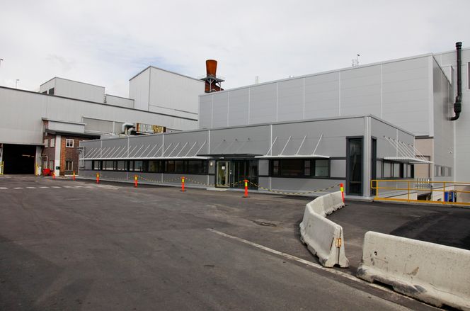 NY FABRIKK: Elkem Solar åpnet sin nye solcellefabrikk i august. Elkem har også prøvd å få støtte til bygging av et pilotanlegg for karbontermisk aluminiumsproduksjon, foreløpig uten hell.