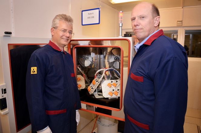 GRUNDIG TEST: Leder av utviklingsteamet Reidar Holm og Terje Kivsterøy ved teststasjon for termisk testing av STIM210. For hver eneste gyro samles det inn 6 gigabyte med testdata før den pakkes ned og forlater bedriften i Horten.