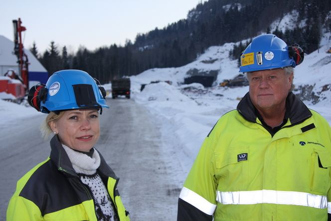 STASJON I FJELLET: Prosjektleder for underbygning, Knut Edmund Knutsen og ansvarlig ingeniørgeolog Hanne Wiig Sagen i Jernbaneverket, har utfordrende oppgaver i forbindelse med byggingen av strekningen Holm-Nykirke og den nye jernbanestasjonen inne i fjellet i Holmestrand. I bakgrunnen tunnelinngangen i nord ved Holm. Fotograf: Truls Tunmo
