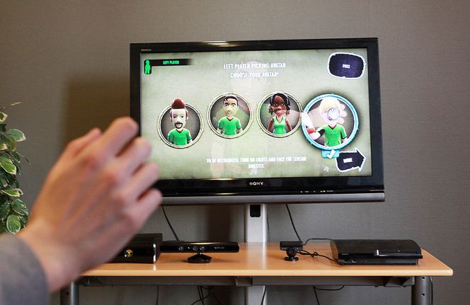 KINECT: Styr menyene med hånda. Litt synd at det bare funker i enkelte spill, og ikke i hovedmenyene til Xbox 360. (FOTO: Jørgen Skjelsbæk)