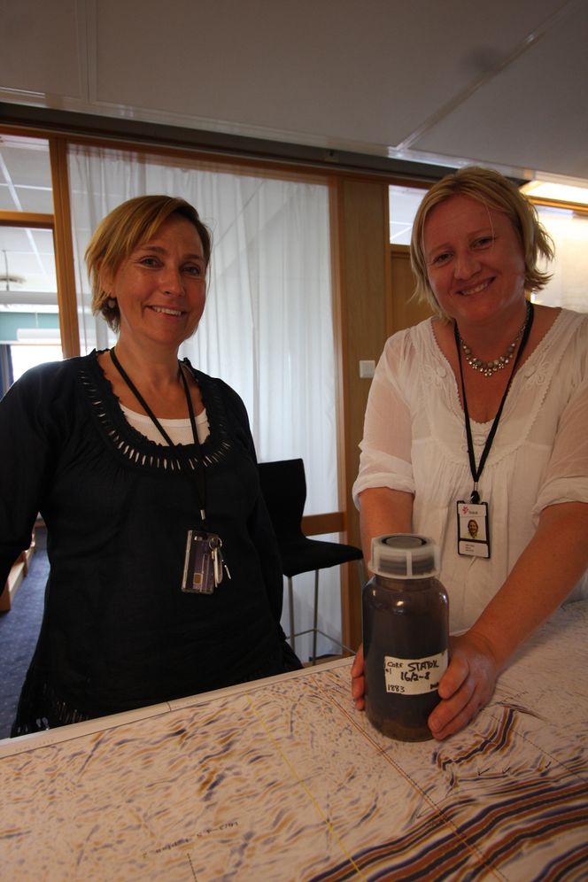 TAR SJANSER: Statoils letesjef for Nordsjøen, Sigrid Borthen Toven, og letesjef for Utsirahøyden, Silje Fekjar Nilsson, med oljeprøve fra Aldous/Avaldsnes-funnet. Nå skal letemiljøet i Statoil ta større sjanser for å gjøre nye storfunn.