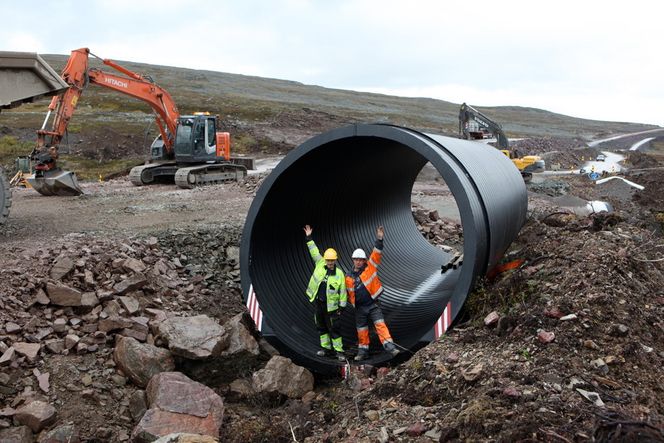 Enorme stikkrenner legger under den nye veien over Ifjordfjellet i Finnmark. Rørene er 3,5 meter i diameter, ett rør veier sju tonn og koster 500.000 kroner.