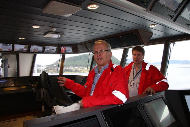 STOLTE: Prosjektleder Kjartan Alnes og byggeleder Gerhard Furø fra Aker Solutions på brua til AMC Connector.