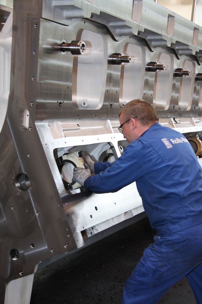 DIMENSJONER: De store motorblokkene ankommer Rolls-Royce som emner og maskineres spesielt i henhold til de ulike kunder.