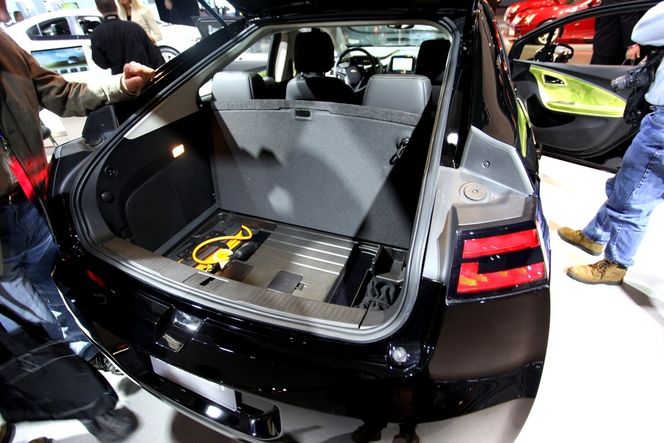 Hjemmefavoritt I likhet med Toyota Prius er det ikke spesielt mye plass i bagasjerommet på Chevy Volt. Plassen opptas av mye kraftelektronikk og batteri. (FOTO: Per Erlien Dalløkken)