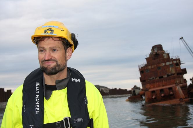 OPPGITT: Prosjektleder Stig Lien har lært mye om tetting av fjell under vann. Så langt er 550 tonn sement brukt til injisering. Bildet er fra i fjor høst.