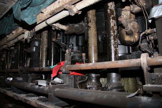 LØS: Her sto dieselpumpen som SHT mener er opphav til brannen om bord på Nordlys. Løse bolter skal ha medført materialtretthet i et dieselrør. Olje skal så ha sprutet ut på en indikatorkran som hadde temperatur på over 220 grader, og som dermed kan ha satt i gang brannen.