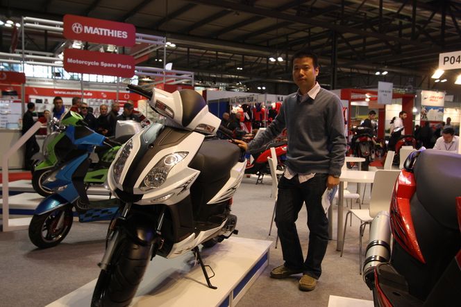 KOMMER STERKT: Kinesiske Sonic Motor Technology vil ha en bit av den europeiske mc-kaken. Salgsdirektør Roy Luo lover større og mer moderne sykler for et kresent europeisk publikum.