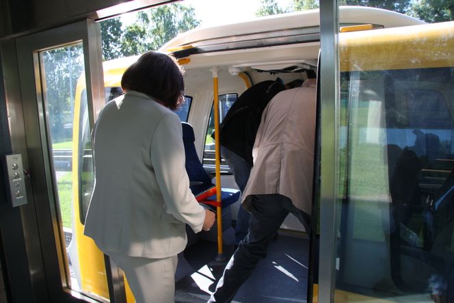 EGEN VOGN: De reisende får stort sett sin egen vogn. Det er fire eller seks plasser i hver vogn. Vognene kommer ikke til stoppestedet før de blir bestilt og stanser ikke før passasjerene skal av.