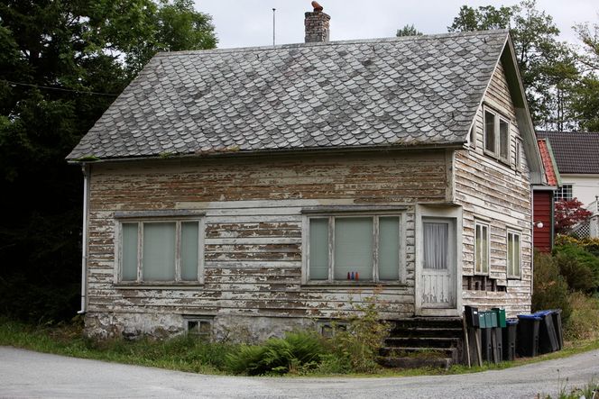 Nedre Vats er en utkant der Coop har stengt butikken og hus står tomme. Men Hatteland-konsernet driver milliardbutikk fra bygda.