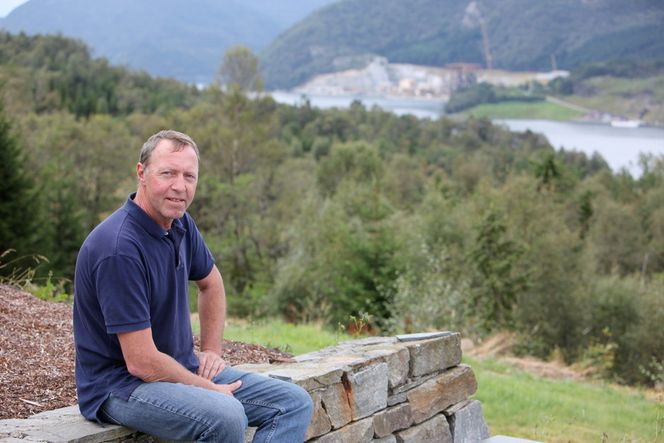 Ansgar Frøland er nabo til AF Decom, som driver opphugging av utrangerte oljeinstallasjoner. Han er også barndomsvevv av grunderen Jakob hatteland, som har bygd opp en milliardbedrift innerst i fjorden. -Imponerende hva han har fått til, han begynte hjemme på låven, sier Frøland.