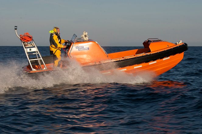 TEST: Birger Kullmann bak roret i en Stinger 630 redningsbåt, utviklet for Umoe Schat-Harding, under testing.