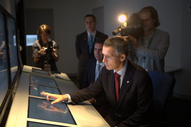 SIMULATOR: - Det er slutt på spaker og knapper, slo Norges iPad-frelste statsminister fast, mens han testet en av modulene i verdens største offshoresimulator hos Farstad Shipping.