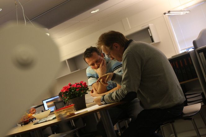 UTVIKLER: Salgssjef Trond Paulsen og teknisk manager for daviter, Arne Haugland, går over løsninger for ideer på nye davit-konsepter.