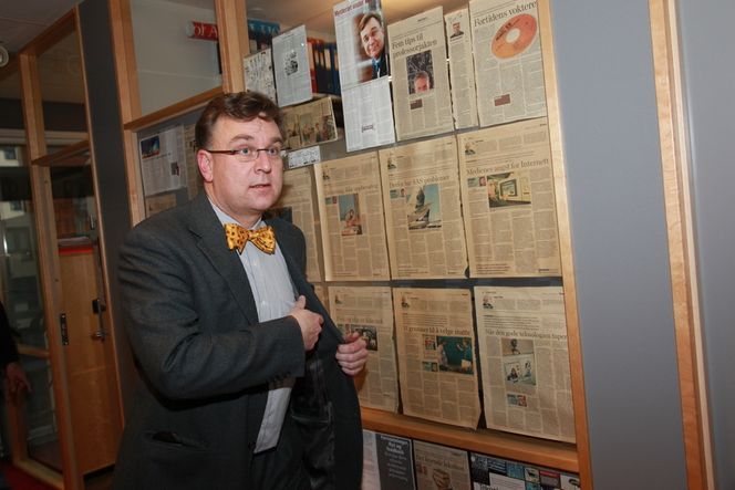 KRONIKKER: Espen Andersen er en aktiv samfunnsdebattant, og har en rekke egne kronikker hengende i kontorvinduet. FOTO: Stein Jarle Olsen