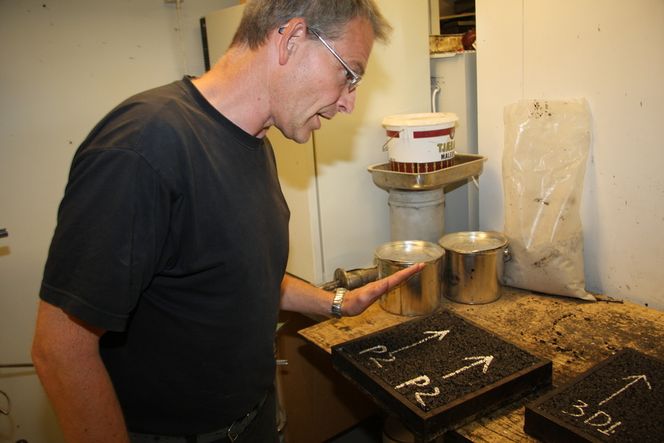 PMB-ASFALT: Stein Hoseth med en asfaltprøve tilsatt bindemiddelet PMB.