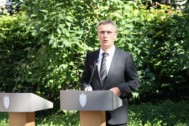 USMINKET: Vi skal ha fakta på bordet, usminket og ærlig, sa statsminister Jens Stoltenberg da han presenterte 22. juli-kommisjonen i hagen foran statsministerboligen i dag.