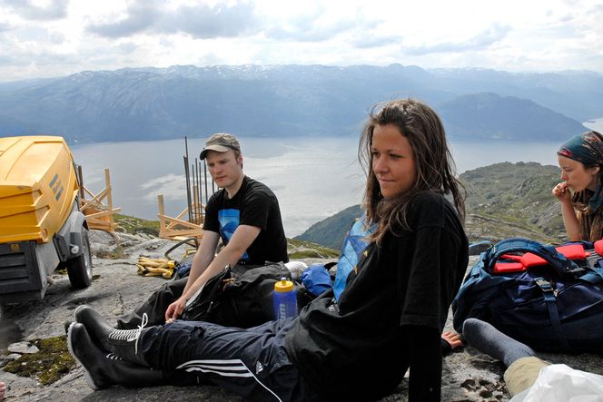 TIL SISTE SLUTT: Synnøve Kvamme (i midten) er klar for å kjempe til siste slutt for at kraftlinja mellom Sima og Samnanger ikke skal bygges. Tidligere leder i Bevar Hardanger, Audun Klyve Gulbrandsen, sitter i bakgrunnen. FOTO: Øyvind Lie