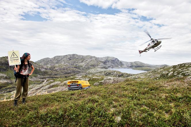 MYE HELIKOPTER: Statnett og den kroatiske entreprenøren Dalekovod er avhengig av helikopter for nesten alt de skal gjøre på Ålviksfjellet, som ligger over to timers gange fra nærmeste bilvei. Dermed blir de også veldig sårbare for aksjonister. Foto: A. Viken /KULTURVERK.COM