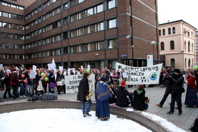 SEIERSFEST: Natur og Ungdom sang og ropte slagord om hvor bra regjeringen er etter utsettelsen av en konsekvensutredning for Nordland VI og VII. (Foto:Maiken Ree)