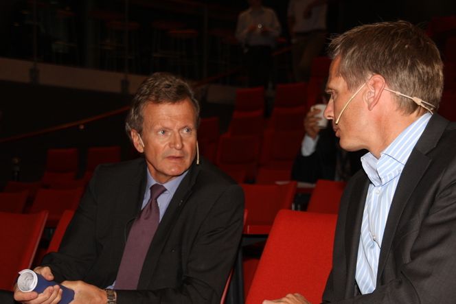 MÅTTE SVARE: Konsernsjef Jon Fr. Baksaas (t.v.) og Norgessjef Ragnar Kårhus i Telenor redegjorde for mobilsammenbruddet torsdag formiddag.