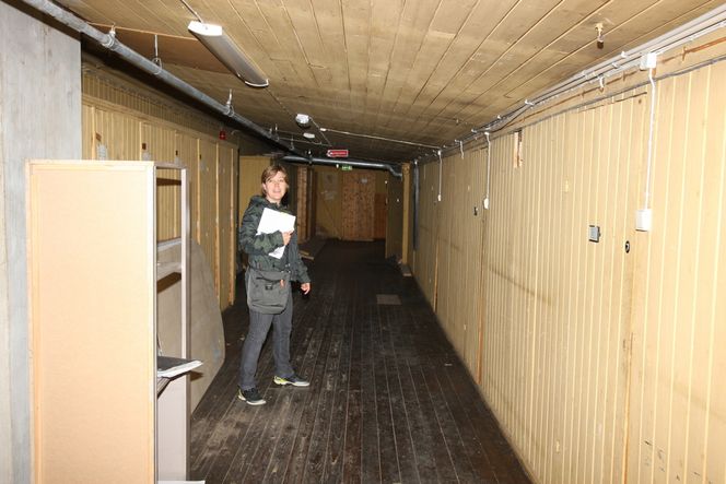 FØR: Inntill nylig var dette magasinene ved Bergen Museum, i treboder uten noen kontroll med verken temperatur eller fuktighet ble uvurderllige gjenstander oppbevart. Åse Tveitnes, bygningssjef ved Universitetet i Bergen er lettet over å kunne tilby bedre oppbevaring.