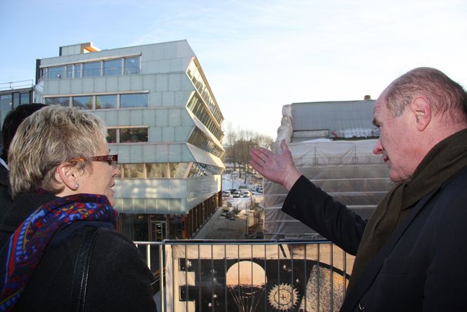 SLIK KAN DET GJØRES: Petter Groth viser kommunalminister Liv Signe Navarsete det nye energivennlige klasse A-bygget som Aspelin Ramm har vært byggherre for. På byggets sydside skrår vinduene inn, det reduserer oppvarmingen om sommeren. Undre vinduene skrår fasaden utover, der er det solfangere som bidrar til oppvarming.