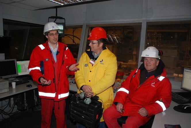 VIL HA TETT ANLEGG: - Vi har mest fokus på at vi har den trykkluften vi trenger i produksjonen, men det er er lettest for oss å oppnå det når det er tett over alt, sier støperisjef Jan Gunnar Skahjem til venstre. Sjefsingeniør Erik Bjørlin til venstre følger trykkluftprosjektet. Tylekks Tyge Filset i midten.