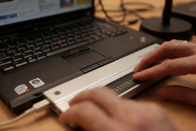 Hjelpemidlene svikter Blinde og svaksynte kan bruke leselist for å omdanne nettsidetekst til punktskrift. Men ikke alt lar seg oversette like lett.