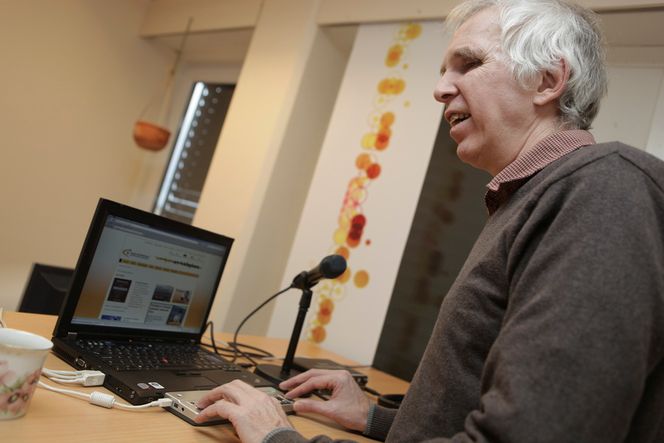 Bruker enklere mobil-Facebook LESER MED PUNKT: Åge Auby leser nettsider ved å omgjøre dem til punktskrift. Men ikke alt lar seg lese like lett