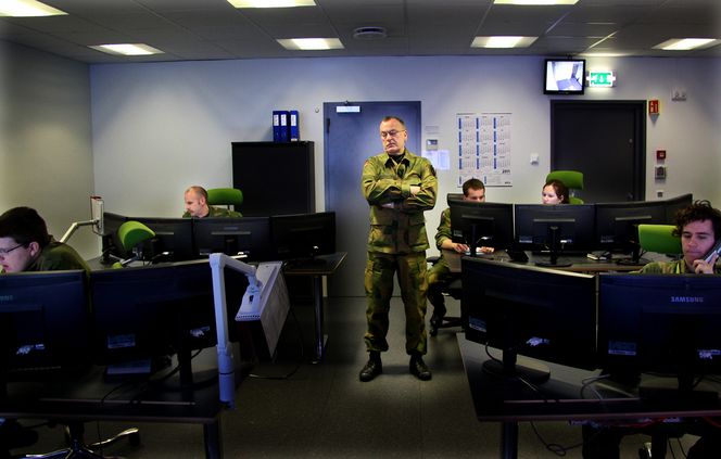RUSTER OPP: Generalmajor Roar Sundseth har kommando over Norges ferskeste og raskest voksende militære styrke. Her i "Det aller helligste": CMD-enheten ved Forsvarets senter for beskyttelse av kritisk infrastruktur (FSKI) på Jørstadmoen.