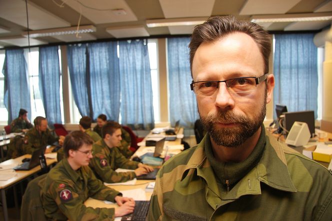 MORGENDAGENS CYBERSOLDATER: Oberstløytnant Roger Johnsen, sjef for Forsvarets ingeniørhøgskole, har ansvaret for opptreningen av en digital styrke i vekst. - Cyberkrig er nå et element i all militær trening, også i tradisjonelle våpengrener, sier Johnsen.