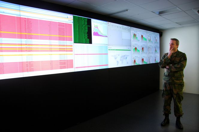 SYNLIGHET OVER SIKKERHET: Seksjonssjef ved den såkalte CND-enheten, major Bjarte Malmedal, vil heller identifisere fienden raskt enn å bygge høye forsvarsmurer. - Forsvarets sensornettverk danner basisen for vårt arbeid, sier han.