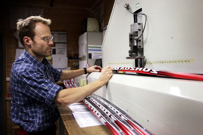 SPENT SKI: Vegard Igeltjørn sjekker spennet i eliteskiene for å regulere trykket mot underlaget.
